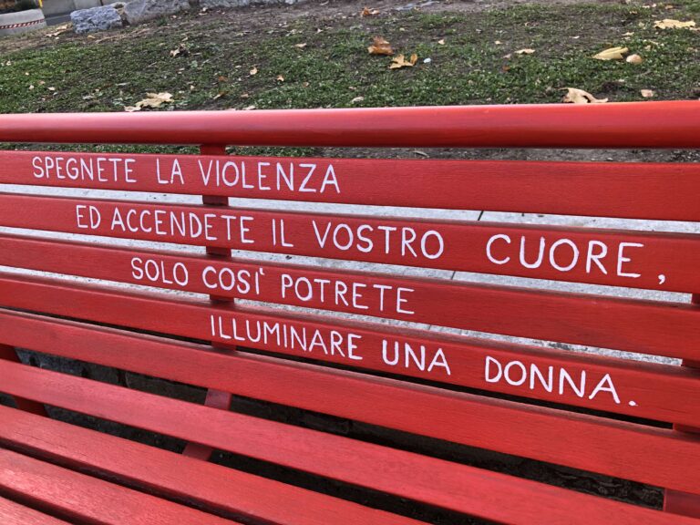 Torna all'Arco d'Augusto la panchina rossa contro la violenza di genere