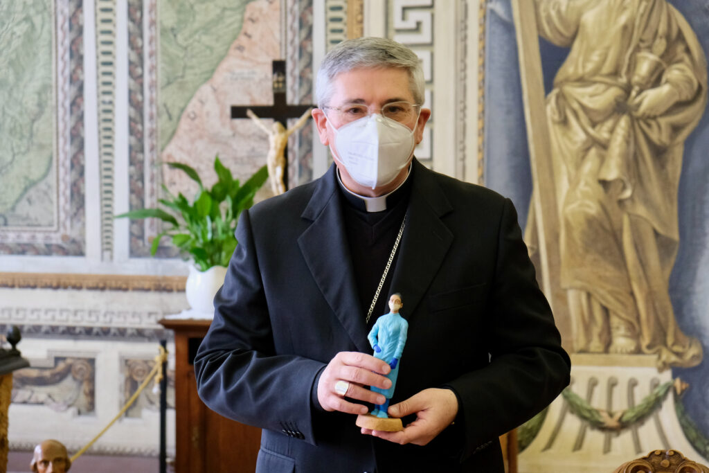 L'infermiera anti-Covid del presepe Coldiretti consegnata al vescovo di Aosta