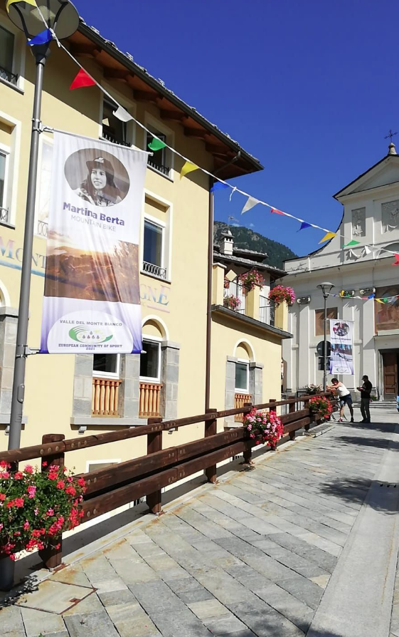 I testimonial sportivi delle Valli del Monte Bianco sventolano in Valdigne