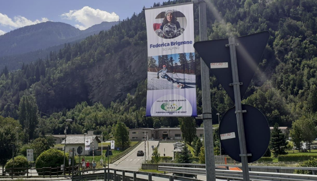 I testimonial sportivi delle Valli del Monte Bianco sventolano in Valdigne