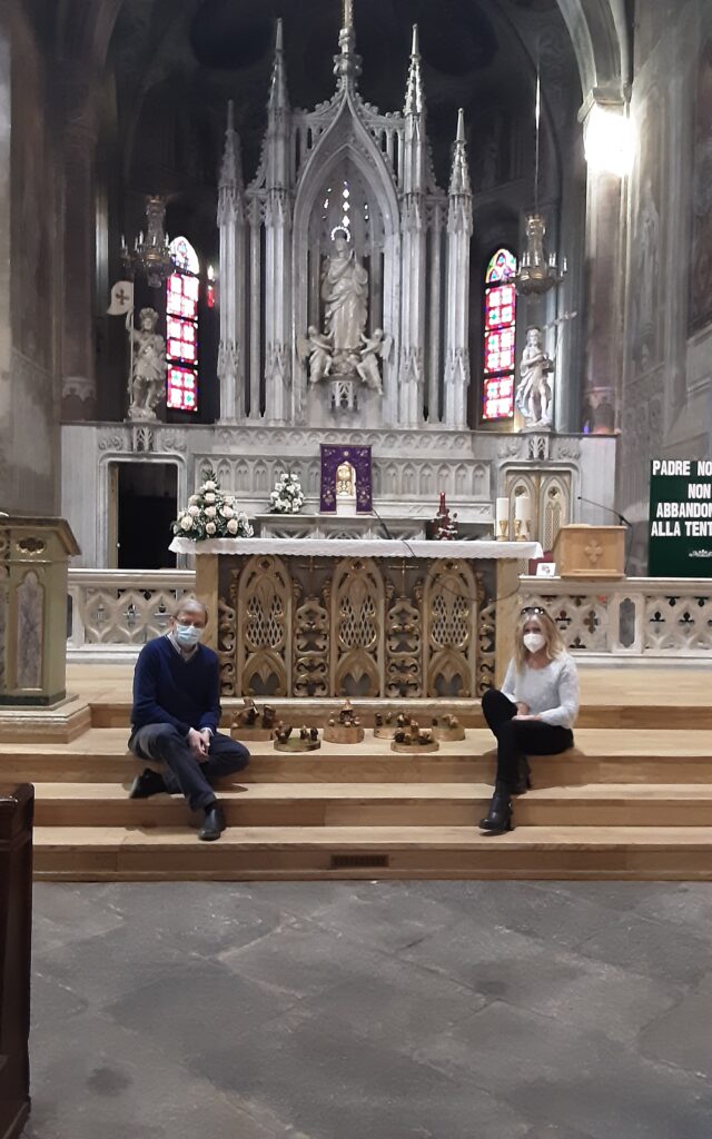 Il presepio di Thoux nella collegiata di Revello: da sinistra il parroco don Mariano e l’assessore alla cultura del Comune di Revello Katia Disderi
