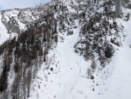 Snowboarder muore sotto una valanga a Flassin