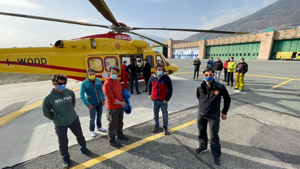 I 5 nuovi tecnici del Soccorso alpino valdostano incontrano Erik Lavevaz