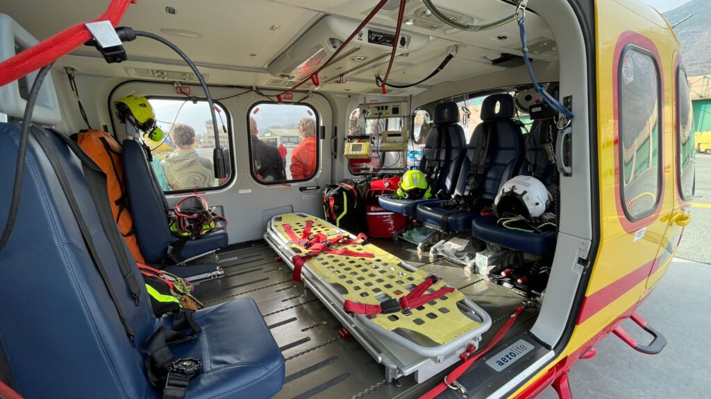 I 5 nuovi tecnici del Soccorso alpino valdostano incontrano Erik Lavevaz