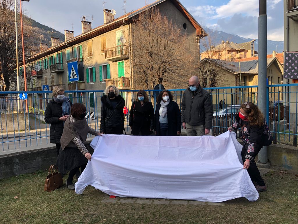 Una panchina rossa al quartiere Cogne di Aosta