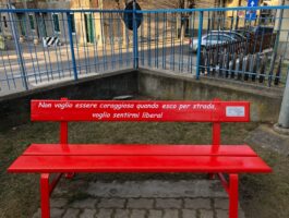 Una panchina rossa al quartiere Cogne di Aosta