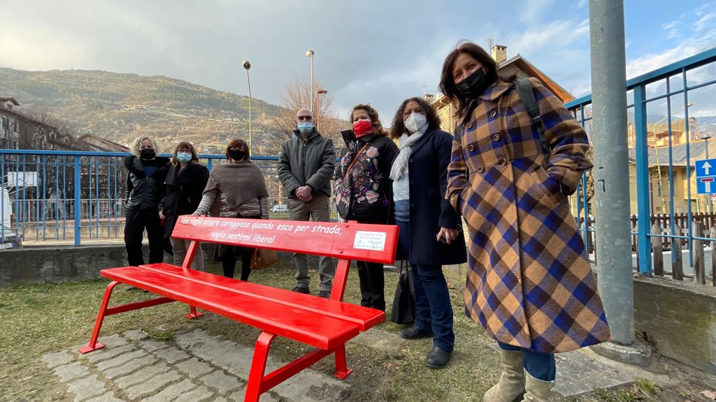 Una panchina rossa al quartiere Cogne di Aosta