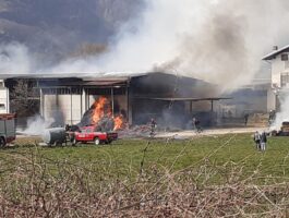 Incendio all\'azienda agricola Peretto di Pont-Saint-Martin