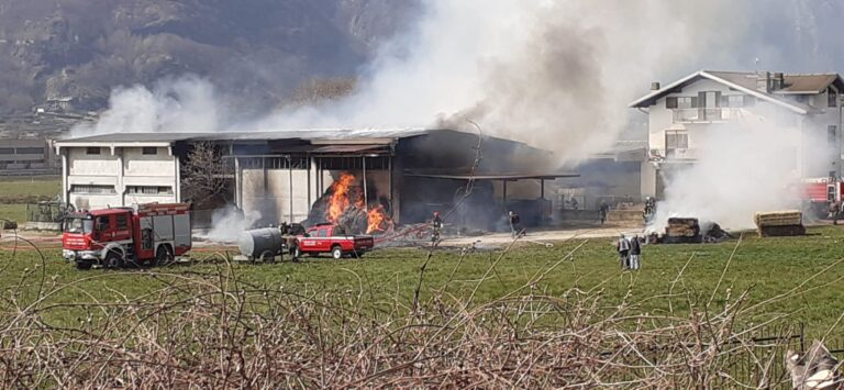 Incendio all'azienda agricola Peretto di Pont-Saint-Martin