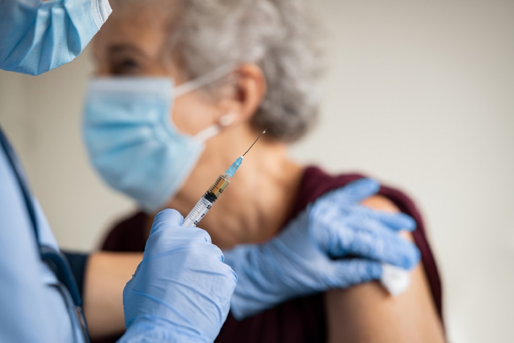 Vaccino Pfizer: gli over 80 possono anticipare la prenotazione