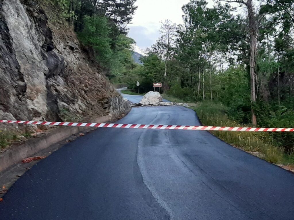 Caduta massi: chiusa la Strada Envers