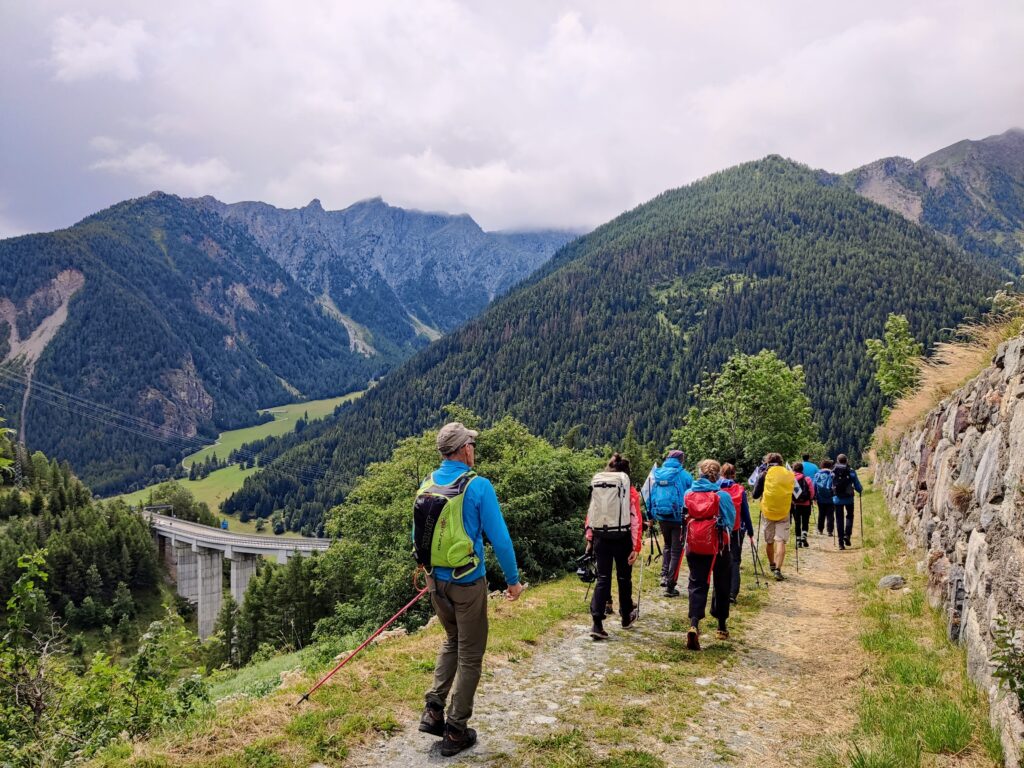 La marcia di 3.200 Km lungo la Via Francigena passa anche in VdA