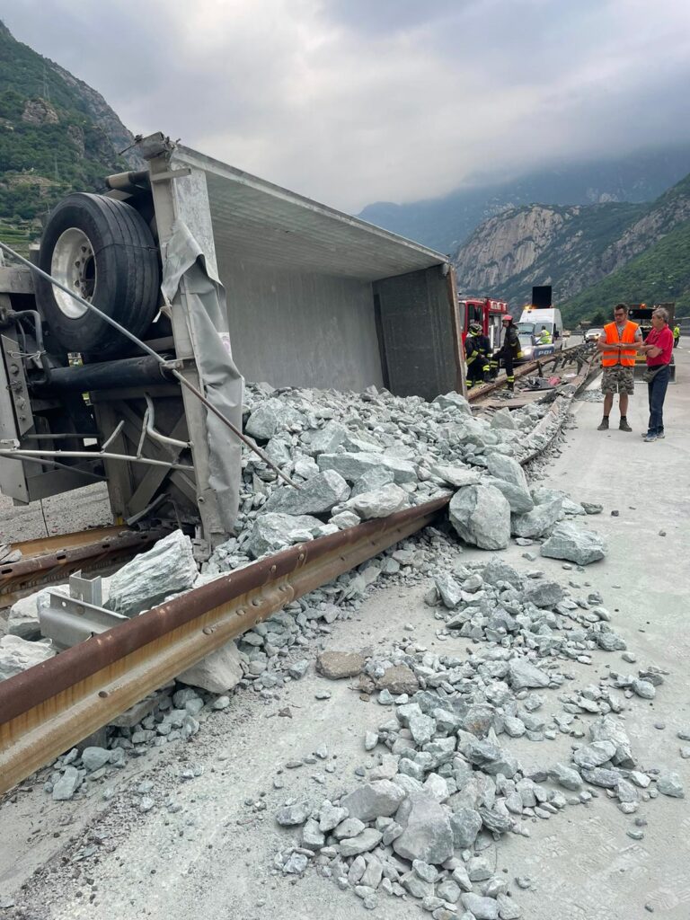 Camion si ribalta e perde il carico. A5 chiusa all'alba
