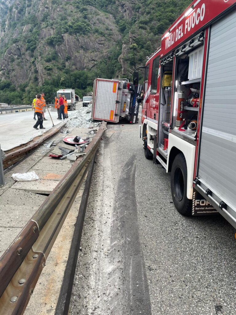 Camion si ribalta e perde il carico. A5 chiusa all'alba