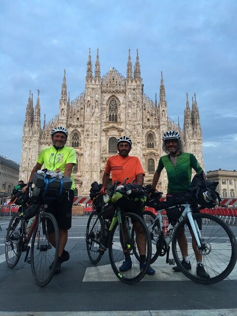 4000 km, 21 capoluoghi italiani, 21 giorni: l'impresa di tre ciclisti