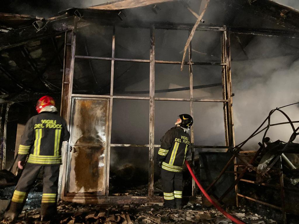 In fiamme un fienile a Roisan