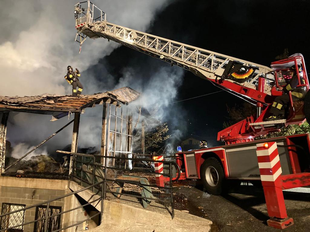 960384f0 711b 4In fiamme un fienile a Roisan