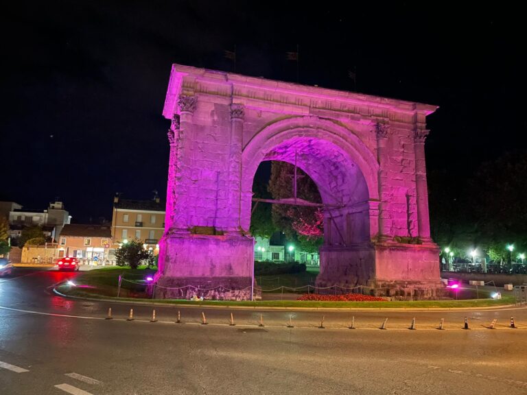 Arco d'Augusto si tinge di viola per la Giornata della prematurità
