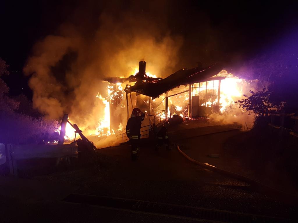 In fiamme un fienile a Roisan