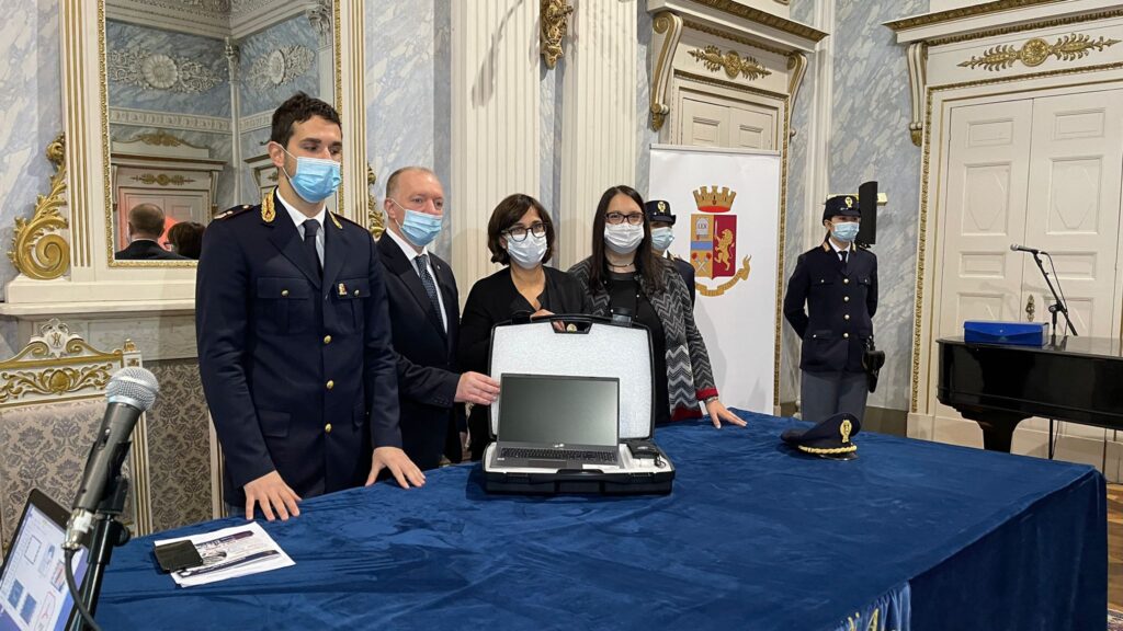 La cerimonia di consegna di un sistema di video-registrazione alla Questura di Aosta