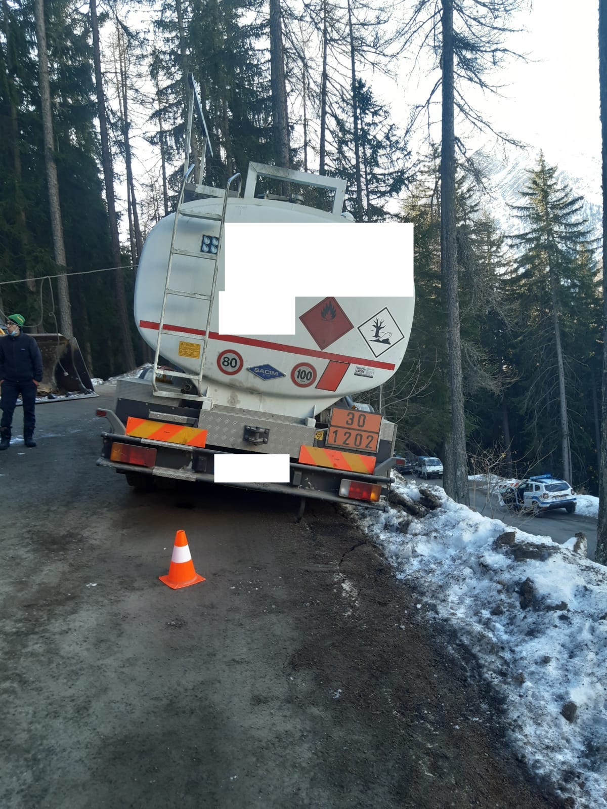 Autocisterna di gasolio fuori strada a Courmayeur