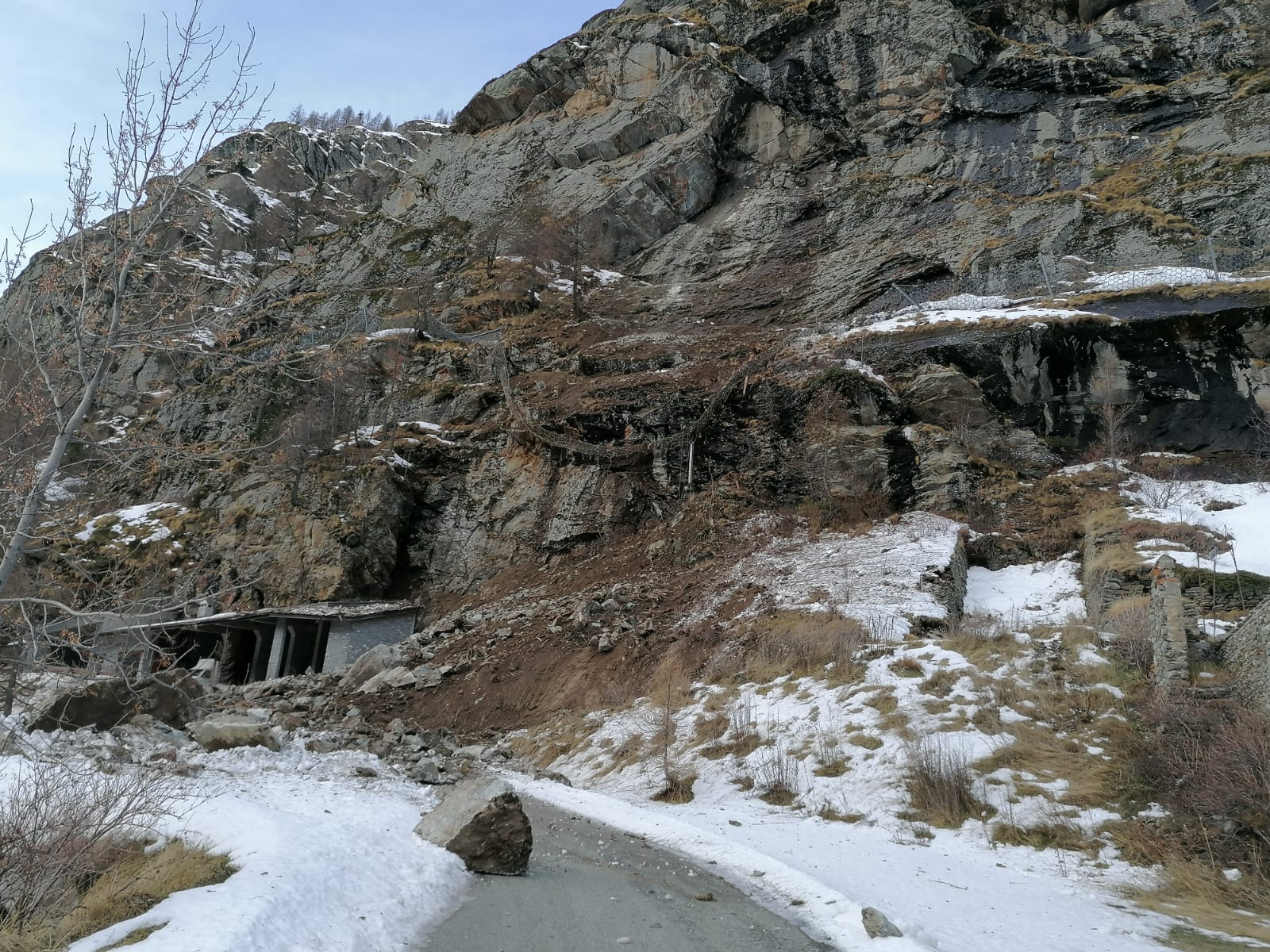 Valgrisenche: caduta massi sulla strada