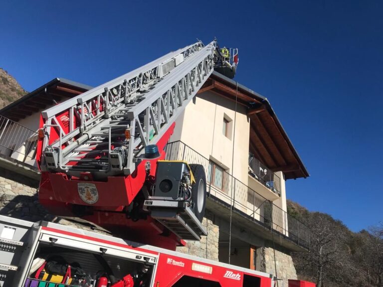 Quart: incendio su un tetto