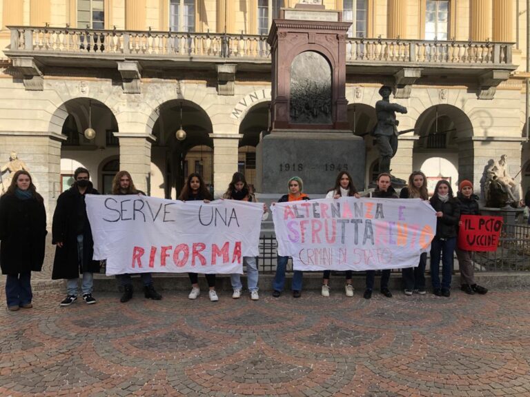 Ad Aosta continua la protesta contro l'alternanza scuola-lavoro