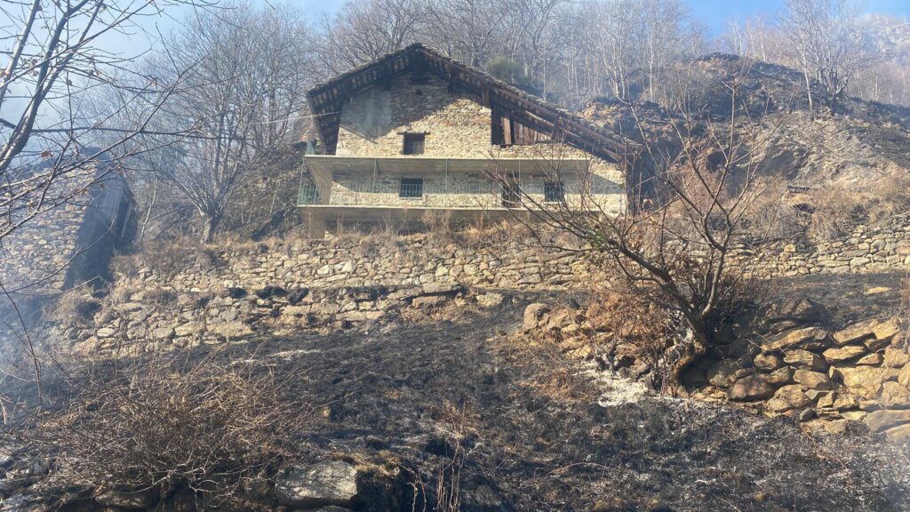 Unabitazione Nella Zona Dellincendio Boschivo A Fontainemore