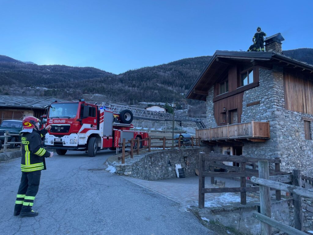 Gressan: camino in fiamme