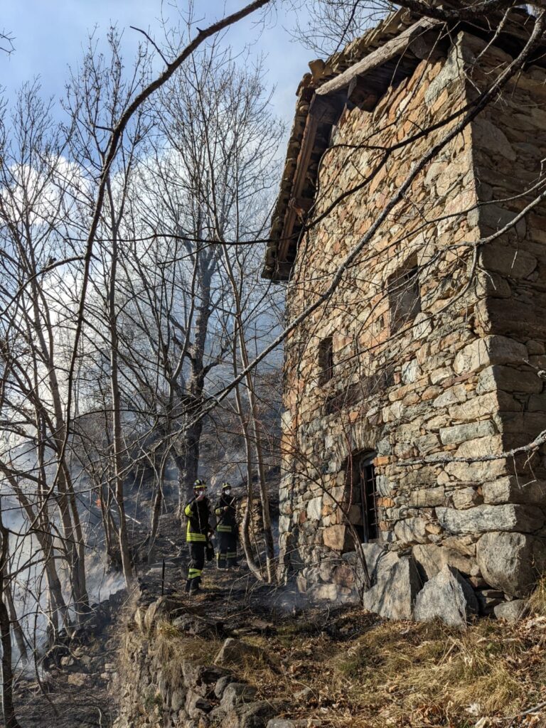 Verrayes: tetto in fiamme