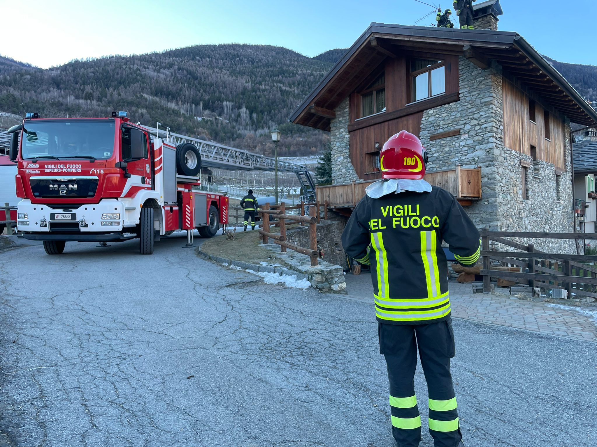 Gressan: camino in fiamme