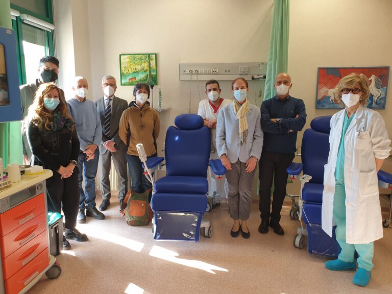 Il Rotary Club Aosta dona due poltrone speciali all'Oncologia