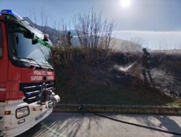 Saint-Vincent: incendio lungo la ferrovia