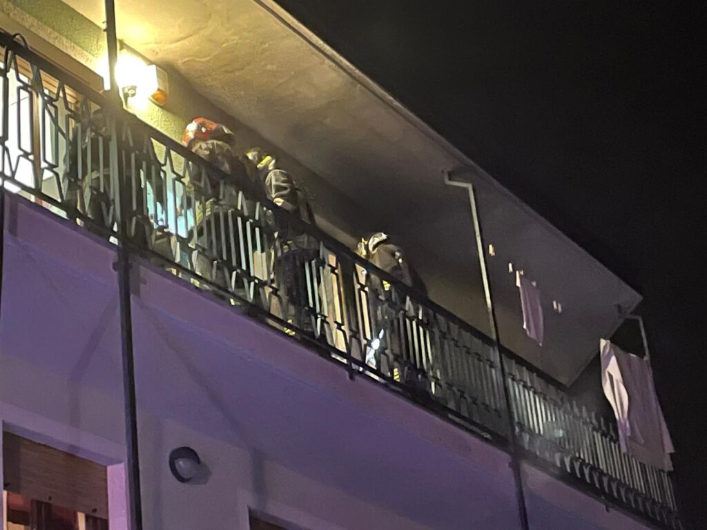 Lo spegnimento dell'incendio sul balcone di una palazzina, a Sarre, il 3 marzo 2022
