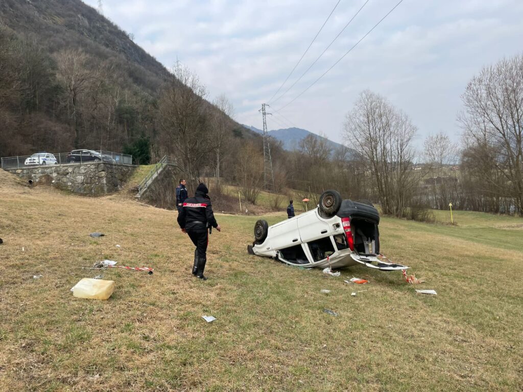 Auto si ribalta a Pontey
