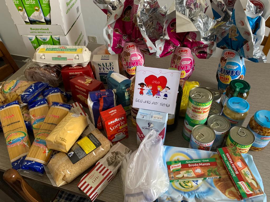 Alcuni prodotti alimentari raccolti dall'associazione Tutti uniti per Ylenia