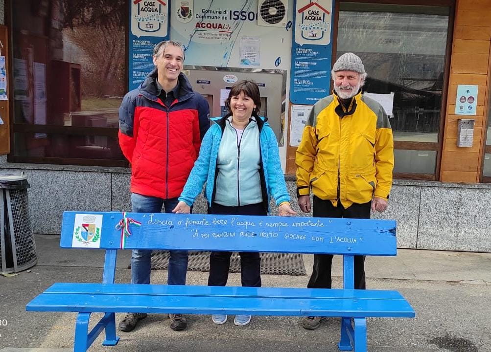 Giornata mondiale dell\'acqua 2022: una panchina blu a Issogne