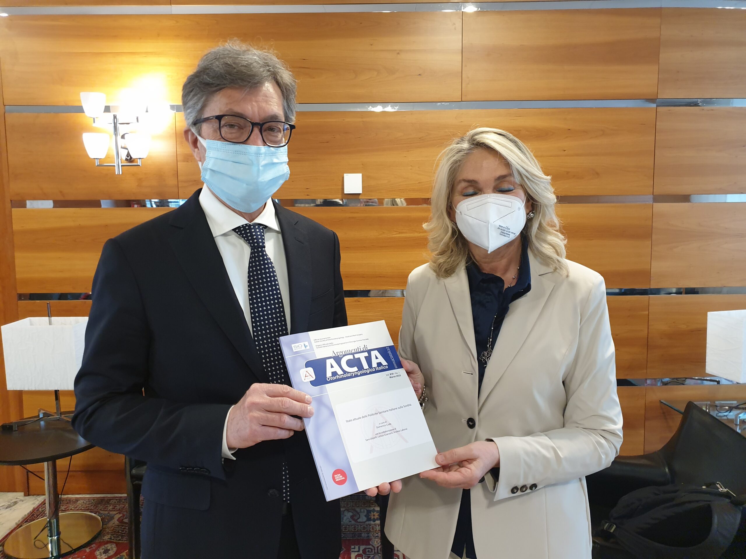 Antonella De Stefani, ha consegnato personalmente alcuni volumi del libro “Stato attuale delle Politiche Sanitarie Italiane sulla Sordità” all’Assessore alla sanità, salute e politiche sociali Roberto Barmasse, all’Assessore alla istruzione, università, politiche giovanili, affari europei e partecipate Luciano Caveri, al Sindaco della Città di Aosta Gianni Nuti, al Direttore generale dell’Azienda Usl Massimo Uberti, alla Sovrintendente agli Studi Marina Fey