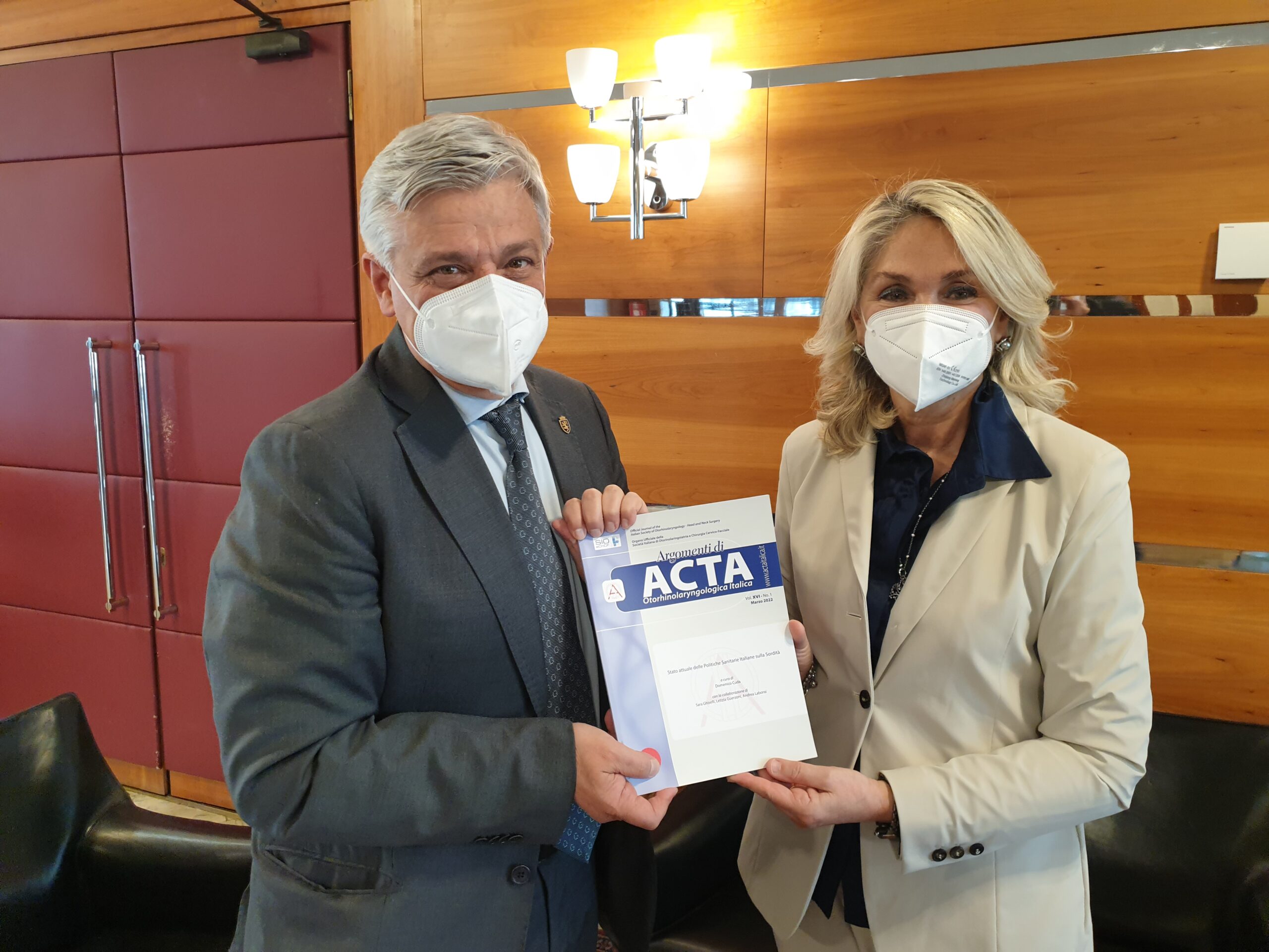 Antonella De Stefani, ha consegnato personalmente alcuni volumi del libro “Stato attuale delle Politiche Sanitarie Italiane sulla Sordità” all’Assessore alla sanità, salute e politiche sociali Roberto Barmasse, all’Assessore alla istruzione, università, politiche giovanili, affari europei e partecipate Luciano Caveri, al Sindaco della Città di Aosta Gianni Nuti, al Direttore generale dell’Azienda Usl Massimo Uberti, alla Sovrintendente agli Studi Marina Fey