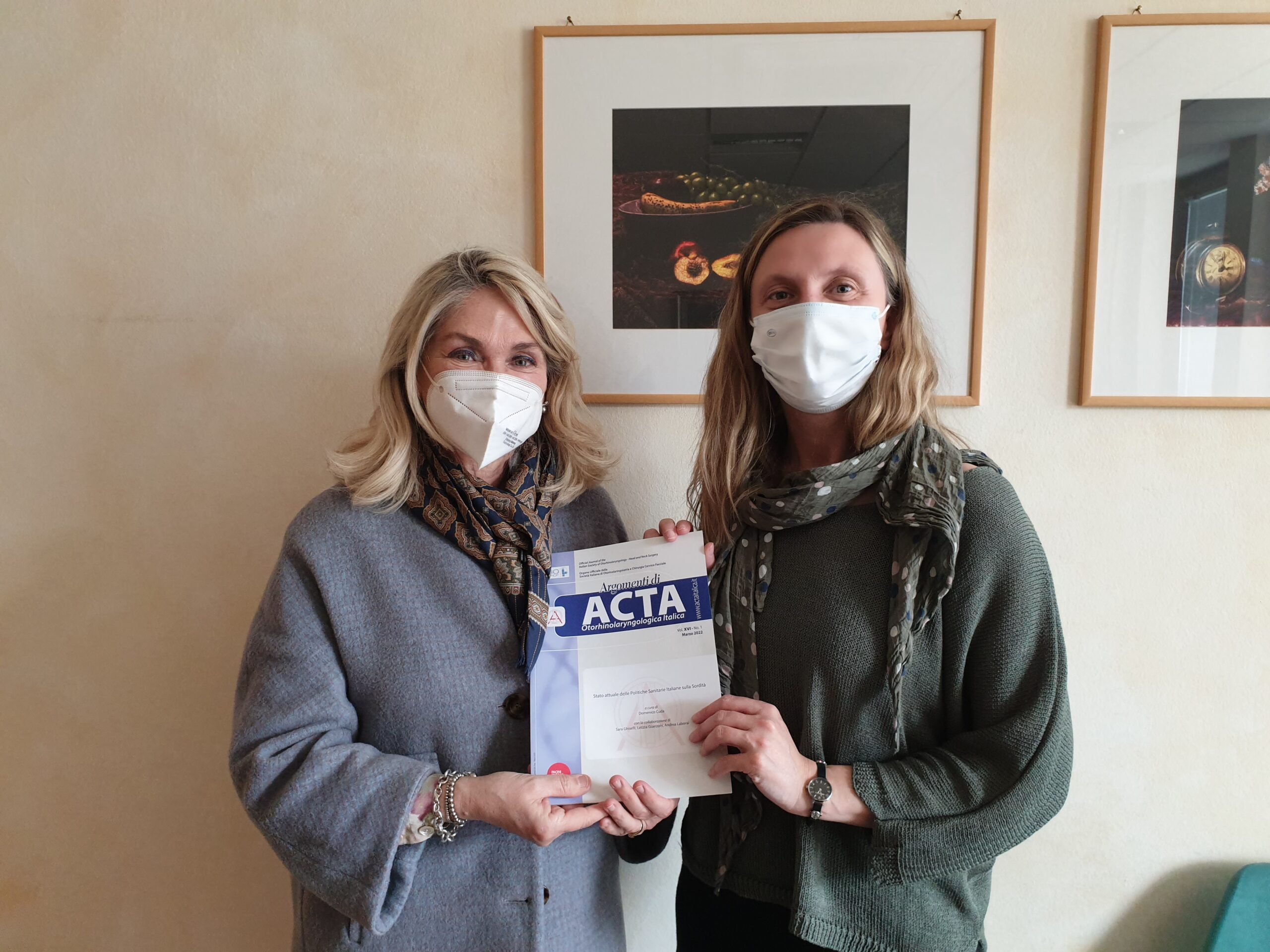 Antonella De Stefani, ha consegnato personalmente alcuni volumi del libro “Stato attuale delle Politiche Sanitarie Italiane sulla Sordità” all’Assessore alla sanità, salute e politiche sociali Roberto Barmasse, all’Assessore alla istruzione, università, politiche giovanili, affari europei e partecipate Luciano Caveri, al Sindaco della Città di Aosta Gianni Nuti, al Direttore generale dell’Azienda Usl Massimo Uberti, alla Sovrintendente agli Studi Marina Fey