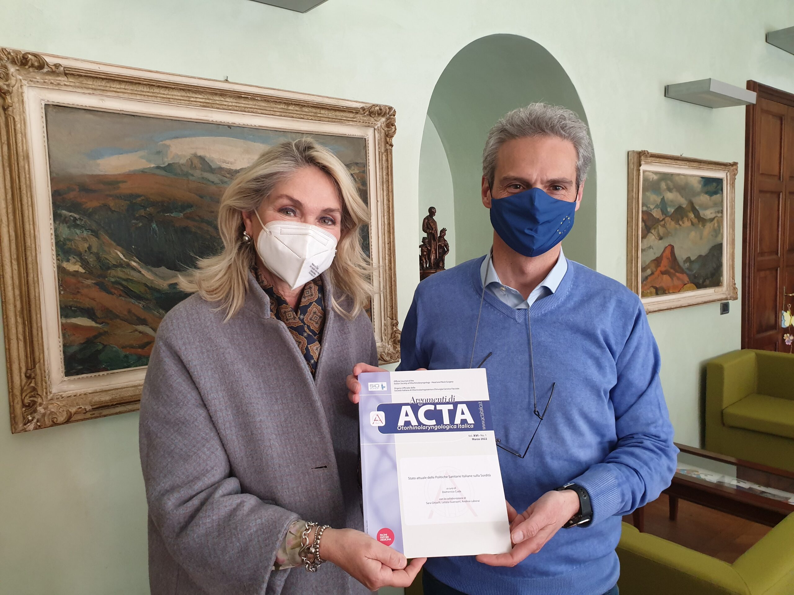 Antonella De Stefani, ha consegnato personalmente alcuni volumi del libro “Stato attuale delle Politiche Sanitarie Italiane sulla Sordità” all’Assessore alla sanità, salute e politiche sociali Roberto Barmasse, all’Assessore alla istruzione, università, politiche giovanili, affari europei e partecipate Luciano Caveri, al Sindaco della Città di Aosta Gianni Nuti, al Direttore generale dell’Azienda Usl Massimo Uberti, alla Sovrintendente agli Studi Marina Fey