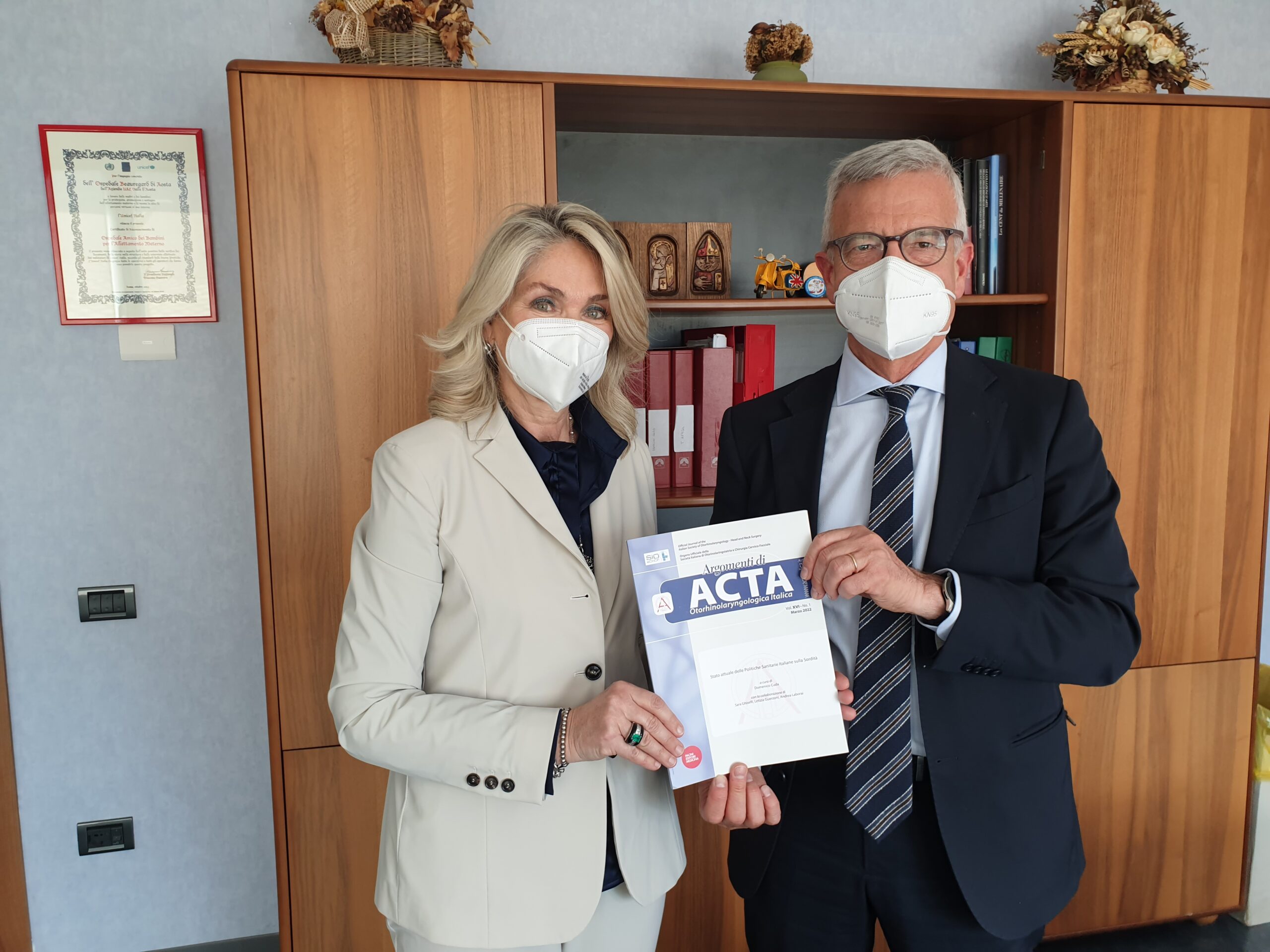 Antonella De Stefani, ha consegnato personalmente alcuni volumi del libro “Stato attuale delle Politiche Sanitarie Italiane sulla Sordità” all’Assessore alla sanità, salute e politiche sociali Roberto Barmasse, all’Assessore alla istruzione, università, politiche giovanili, affari europei e partecipate Luciano Caveri, al Sindaco della Città di Aosta Gianni Nuti, al Direttore generale dell’Azienda Usl Massimo Uberti, alla Sovrintendente agli Studi Marina Fey
