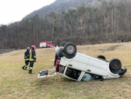 Auto si ribalta a Pontey