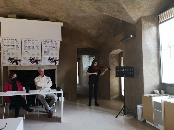 L'esibizione di uno studente del Conservatoire de la Vallée d'Aoste alla presentazione di Les jeudis du Conservatoire 2022