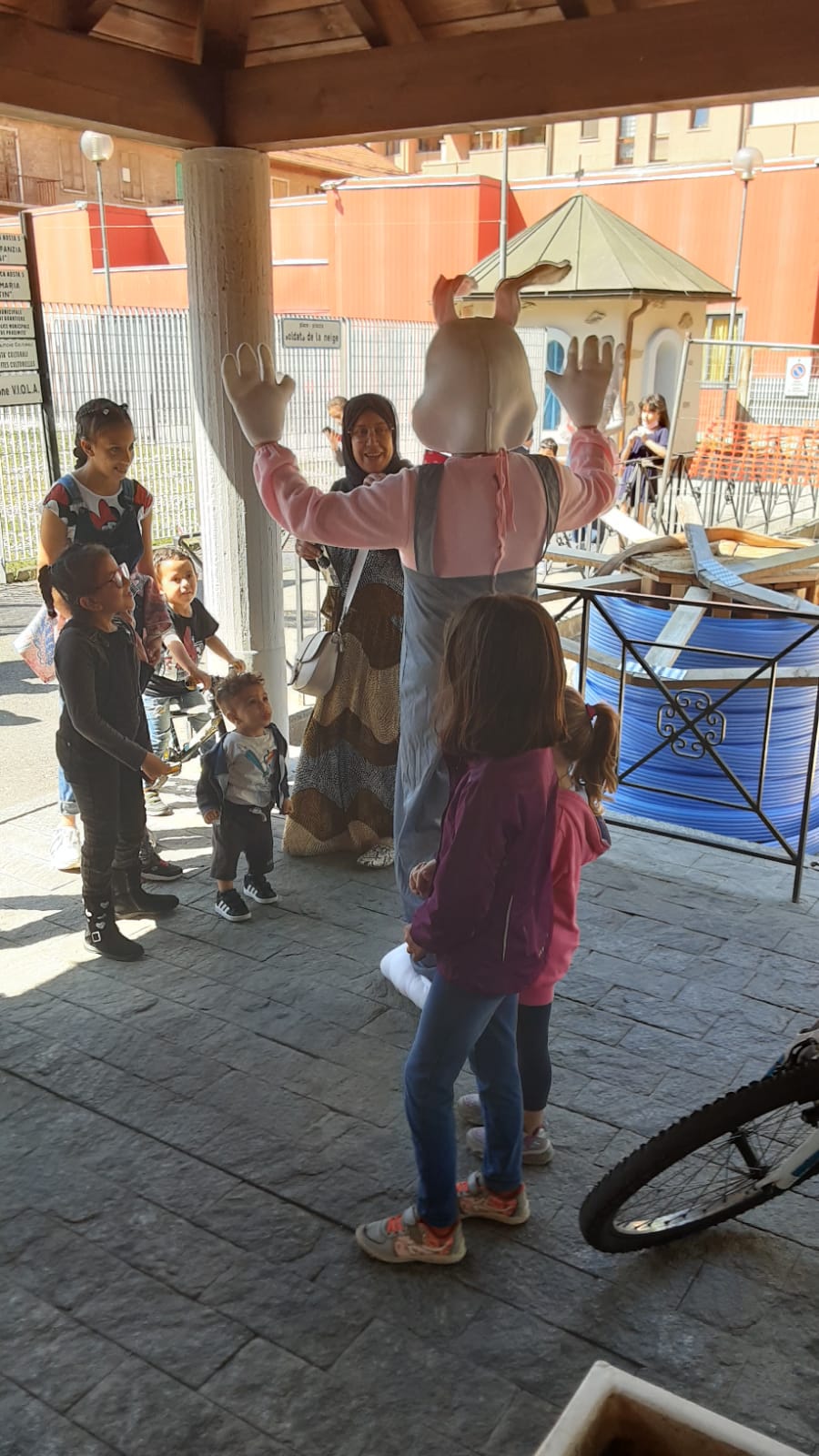 Pasqua 2022 al Quartiere Cogne: distribuite 200 uova e 100 colombe