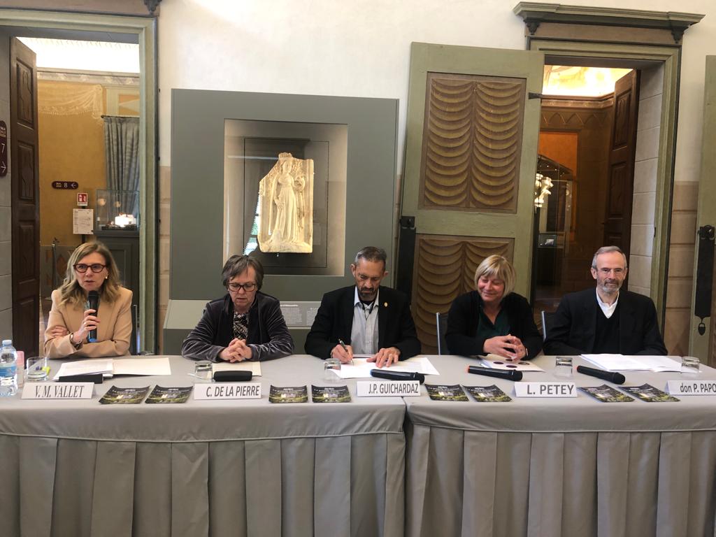 La conferenza stampa di martedì 10 maggio 2022. Da sinistra: Viviana Maria Vallet, Cristina De la Pierre, Jean-Pierre Guichardaz, Loredana Petey, don Paolo Papone