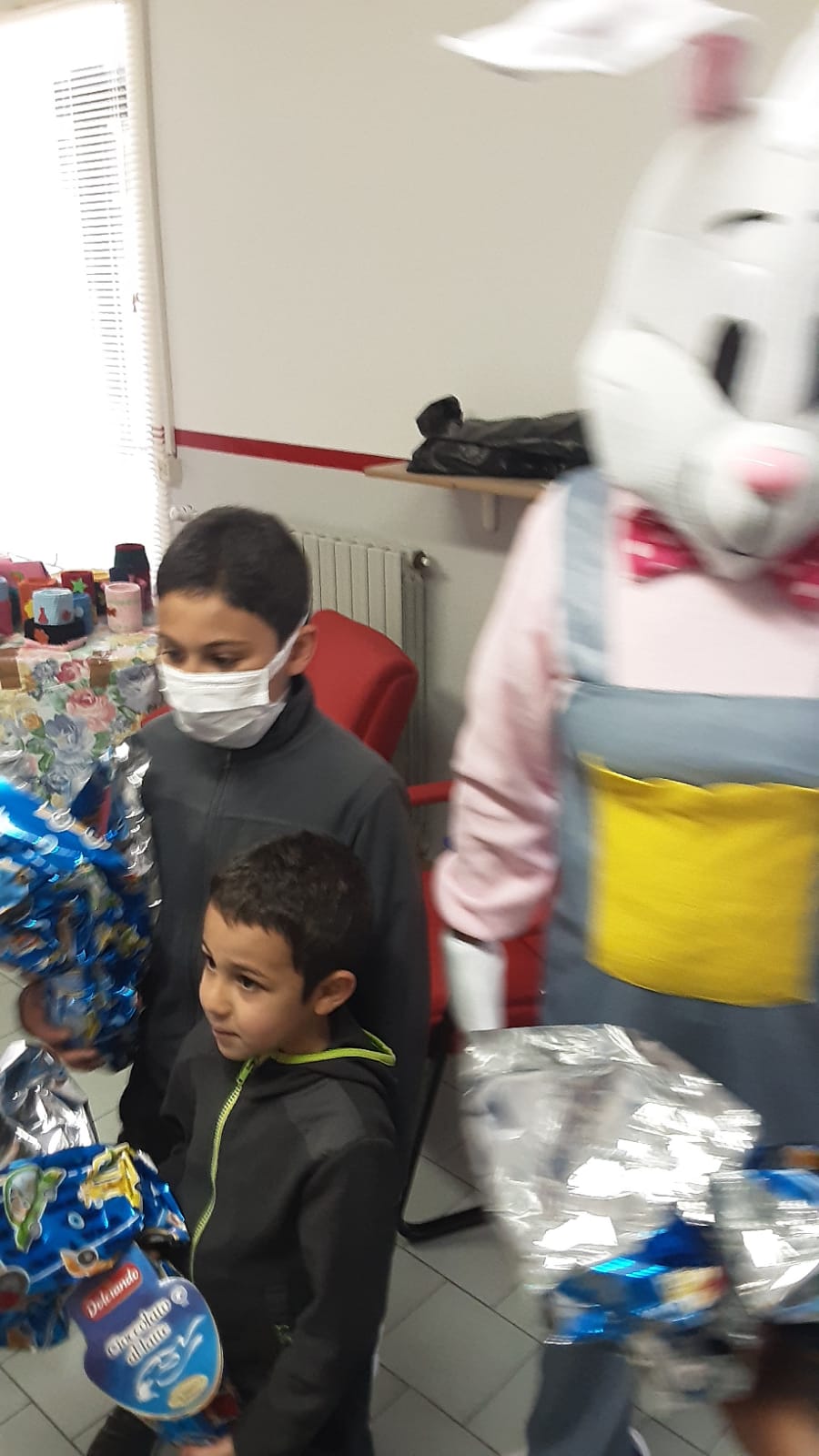 Pasqua 2022 al Quartiere Cogne: distribuite 200 uova e 100 colombe