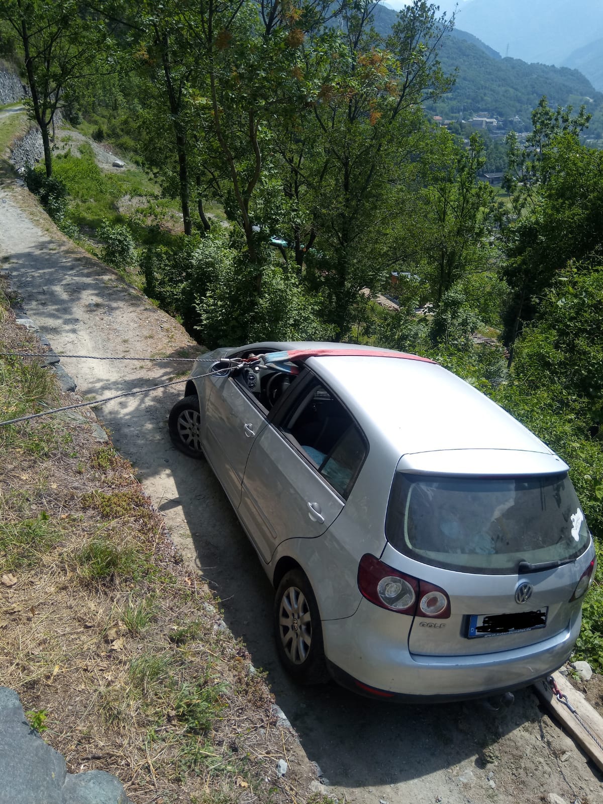 Turista imbocca la Via Francigena in auto