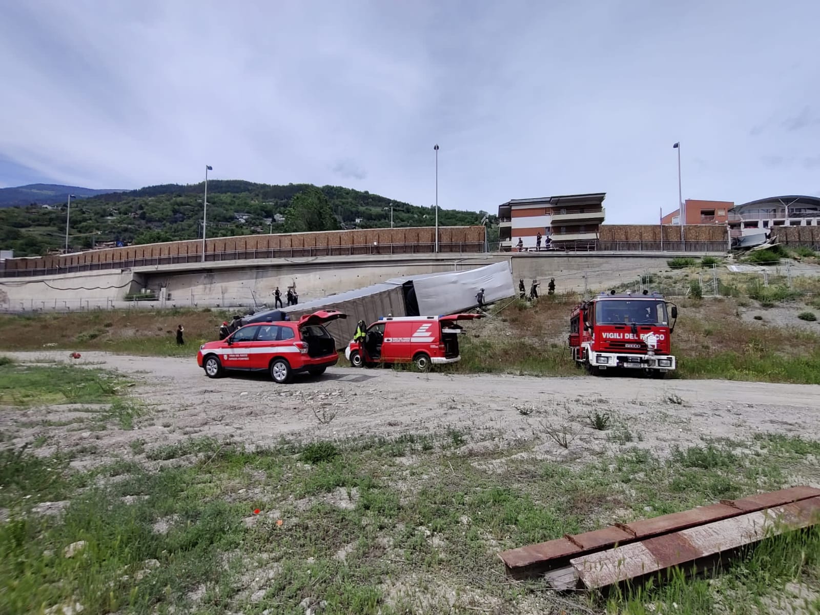 Aosta: autotreno esce di strada e finisce nel cantiere dell'Ospedale